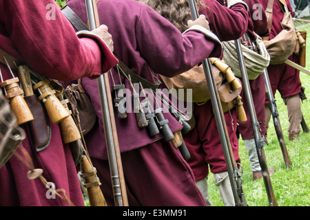 Une ligne de vie en uniforme reconstitueurs histoire 17e siècle représentant des soldats de la guerre civile anglaise avec de l'équipement Banque D'Images