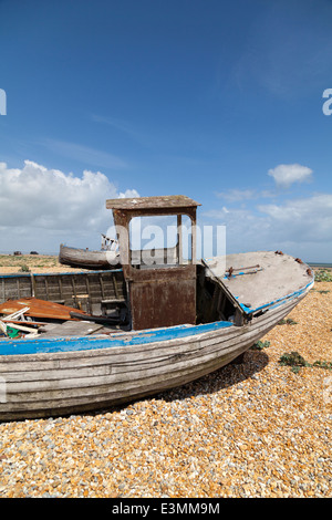 Vieux bateaux de pêche sur la plage de dormeur dans le Kent Banque D'Images