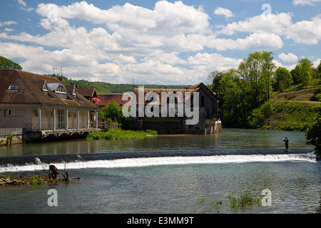 Rivière des Français La Loue avec ville d'Ornans, Franche-Comté, Doubs, France Banque D'Images