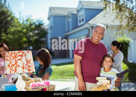 Grand-père et sa petite-fille à yard sale Banque D'Images