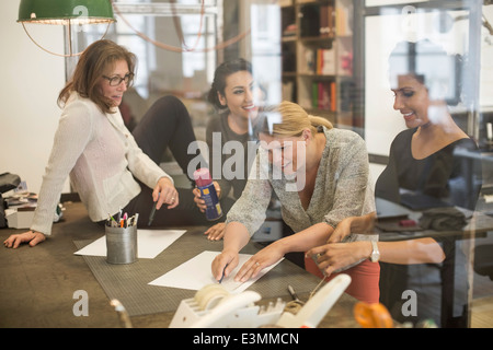 Creative businesswomen working together in office Banque D'Images