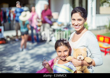 Portrait de Mère et fille du shopping au yard sale Banque D'Images