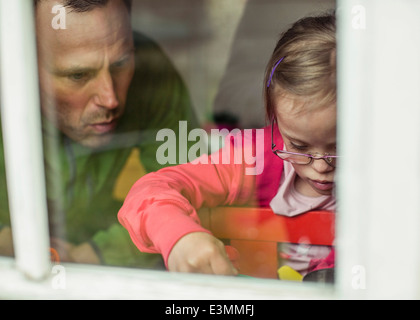 Avis de père et fille à la fenêtre vers le bas Banque D'Images