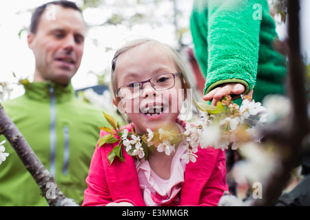 Portrait of happy girl handicapés avec son père et de son frère, dans une cour Banque D'Images