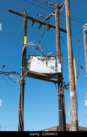 Poteaux en bois et boîte de jonction de l'électricité à l'appui de la plate-forme Banque D'Images