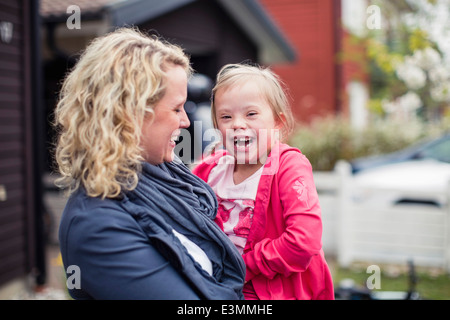 Portrait de jeune fille avec la mère de rire en cour Banque D'Images