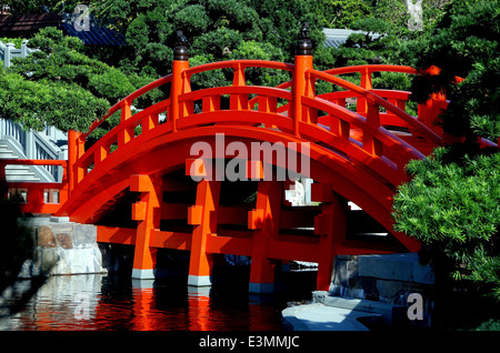 HONG KONG : Un classique chinois orange vif pont de bois enjambe un lagon, dans le paisible Nan Lian Garden Banque D'Images