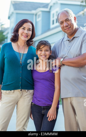 Portrait de grands-parents et sa petite-fille à l'entrée Banque D'Images