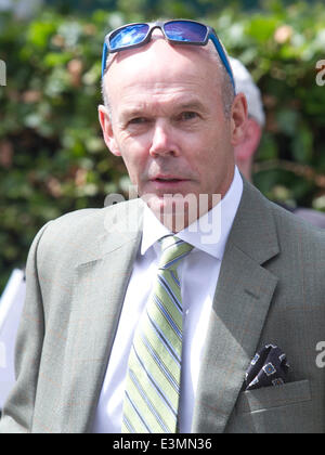 Wimbledon London UK. 25 juin 2014. Ancien entraîneur de l'Angleterre l'équipe gagnante de la Coupe du Monde de Rugby en 2003 Sir Clive Woodward arrive comme un invité à l'All England Club sur la troisième journée de championnat de tennis la pelouse 2014 Credit : amer ghazzal/Alamy Live News Banque D'Images