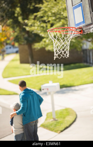 Père et fils serrant près de basket-ball Banque D'Images