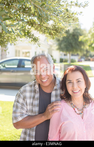 Portrait of smiling couple outdoors Banque D'Images