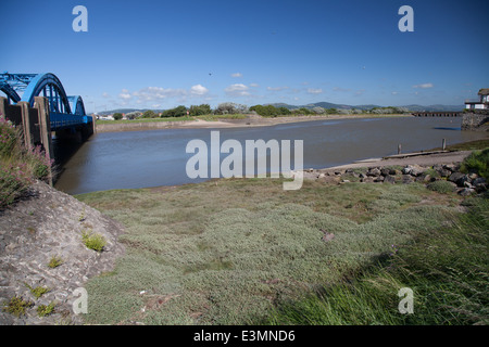 Vue sur le Voryd / Foryd Harbour, Muro sur une journée ensoleillée montrant bridge, herbacé et banque de halage Banque D'Images