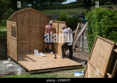 L'érection d'un nouvel abri de jardin en bois Banque D'Images