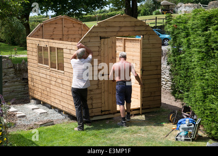 L'érection d'un nouvel abri de jardin en bois Banque D'Images