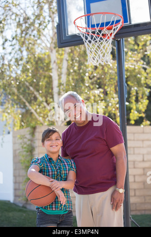 Portrait de grand-père et sa petite-fille jouant au basket-ball Banque D'Images