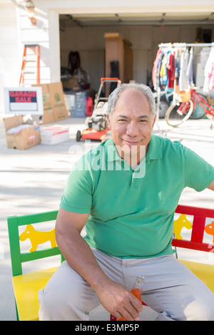 Portrait of smiling man at garage sale Banque D'Images