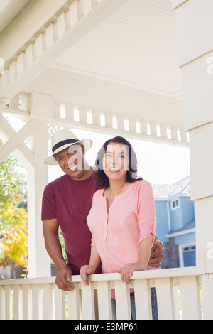 Portrait of happy couple on porch Banque D'Images