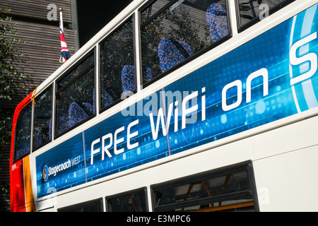 Un signe sur une diligence publicité bus à double étage Accès Internet WiFi gratuit à bord Banque D'Images