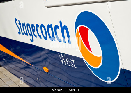 La Malle-Poste west sign & logo sur le côté de l'une des sociétés d'autobus Banque D'Images