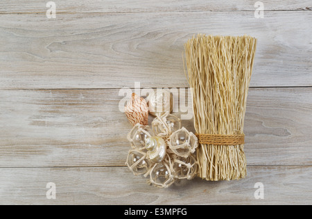 Diverses décorations maison placée à gauche de planches de bois rustique. Articles : les coquillages, coquillages en bouteille Banque D'Images