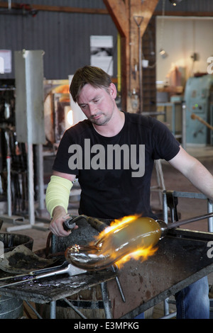 Verrier.Glassmith,travailler en studio en verre Leerdam aux Pays-Bas.aussi le National Glass Museum Banque D'Images