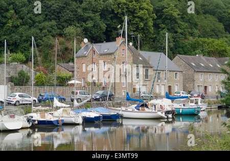 Paysage idyllique au port de Dinan, une ville de Bretagne, France. Il est situé à la Rance Banque D'Images