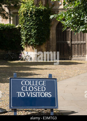 Cambridge, UK. 25 juin 2014. Trinity College (Cambridge, Angleterre) l'entrée le jour de leurs étudiants de passer à la Chambre du Sénat pour la cérémonie de remise des diplômes le 25 juin 2014. Credit : miscellany/Alamy Live News Banque D'Images