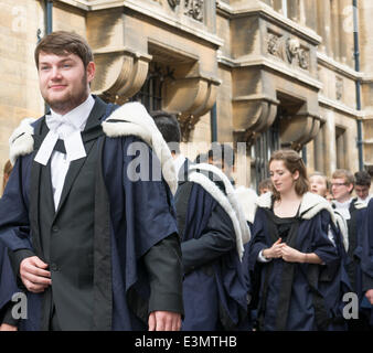 Cambridge, UK. 25 juin 2014. Les étudiants de Trinity College (Cambridge, Angleterre) dans leurs robes académiques processus pour Sénat Chambre pour leur cérémonie de graduation le 25 juin 2014. Credit : miscellany/Alamy Live News Banque D'Images