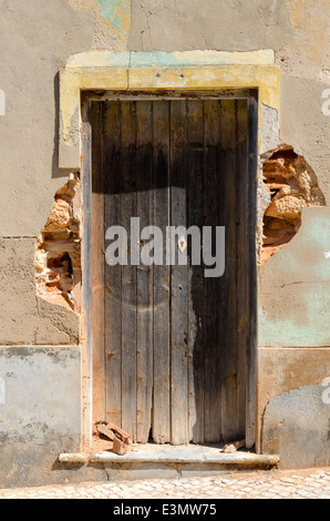 Vieille porte en bois, sur un bâtiment dans la ville de pêcheurs d'Alvor Algarve Banque D'Images