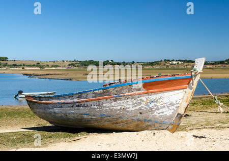 Vieux bateau de pêche sur la rive de la Ribeira de Odiaxere dans la ville de pêcheurs d'Alvor Algarve Banque D'Images