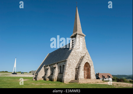 La chapelle Chapelle Notre-Dame de la garde et pour le monument aviateurs François Coli et Charles Nungesser, Etretat, Normandie Banque D'Images