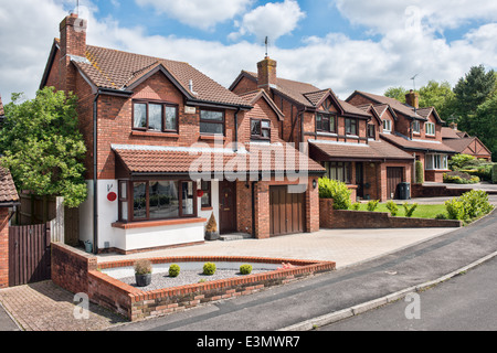 Une rangée de maisons unifamiliales de banlieue sur une rue ensoleillée à Swindon, Wiltshire, Royaume-Uni Banque D'Images