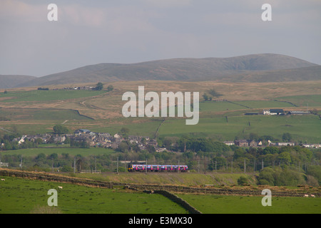 Une classe 350 Première Transpennine Express UEM monte sur le passé Greenholm ascension au sommet Shap. 18 Mai 2014 Banque D'Images