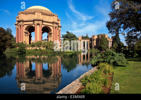 Étang et jardins au style Roman PALACE OF FINE ARTS THEATRE - SAN FRANCISCO, CALIFORNIE Banque D'Images