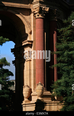 Colonnes de style romain ornent le PALAIS DES BEAUX-ARTS THEATRE - SAN FRANCISCO, CALIFORNIE Banque D'Images