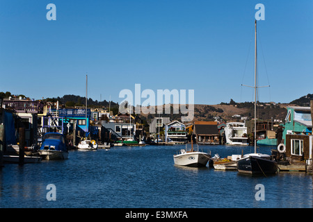 Les voiliers sont amarrés à côté de bateaux dans SAUSALITO - BAIE DE SAN FRANCISCO, CALIFORNIE Banque D'Images