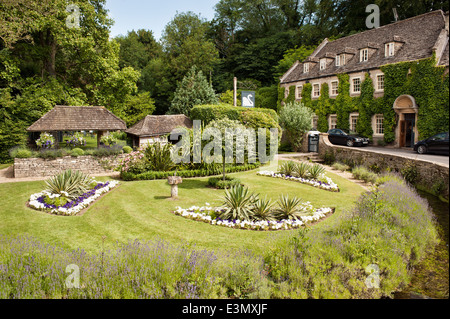 Les jardins de l'hôtel Swan dans le village des Cotswolds de Bibury, Gloucestershire, Royaume-Uni Banque D'Images