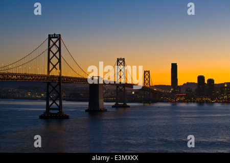 Le Bay Bridge et de la ville au coucher du soleil - SAN FRANCISCO, CALIFORNIE Banque D'Images