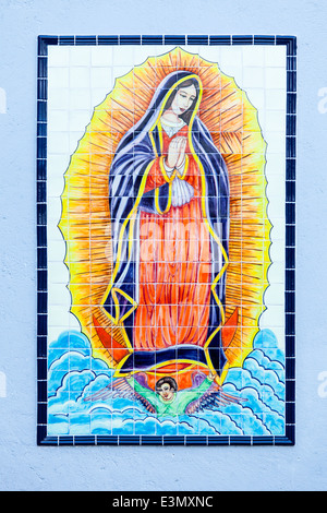 Vierge de Guadalupe sur un mur bleu à San Miguel de Allende, Guanajuato, Mexique. Banque D'Images