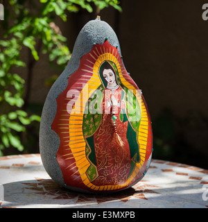 Vierge de Guadalupe peint sur gourd par Linda Arias, Morelia, Mexique. Banque D'Images