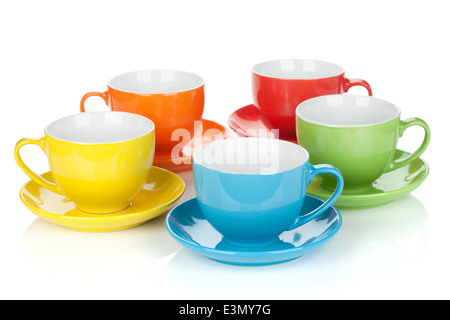 Ensemble de tasses colorées. Isolé sur fond blanc Banque D'Images