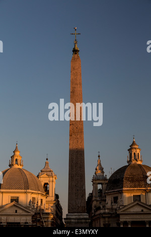 Obélisque et de dômes, la Piazza del Popolo, Rome, Italie Banque D'Images