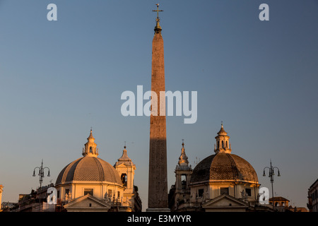 Obélisque et de dômes, la Piazza del Popolo, Rome, Italie Banque D'Images