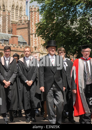 Cambridge, UK. 25 juin 2014. Les élèves de St John's College, Université de Cambridge, Angleterre, compléter leurs cours par la transformation de la Chambre du Sénat pour recevoir leur certificat le 25 juin 2014. Credit : miscellany/Alamy Live News Banque D'Images