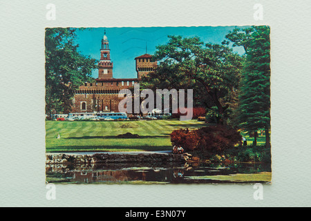 Le château Sforzesco de Milan dans une vieille carte postale Banque D'Images