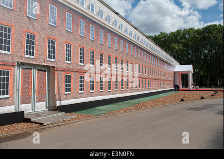 Le Royal Hospital Chelsea, Chelsea Embankment London UK. 25 Juin, 2014. Chef-d'art et Salon des Antiquaires, en association avec RBC Gestion de patrimoine, ouvert du 26 juin au 2 juillet, situé dans un vaste pavillon avec façade néo-géorgien sur le terrain du sud de l'Hôpital Royal, Chelsea. Credit : Malcolm Park editorial/Alamy Live News. Banque D'Images