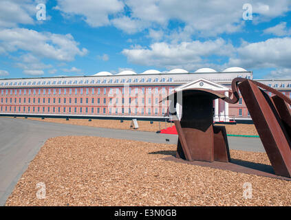 Le Royal Hospital Chelsea, Chelsea Embankment London UK. 25 Juin, 2014. Chef-d'art et Salon des Antiquaires, en association avec RBC Gestion de patrimoine, ouvert du 26 juin au 2 juillet, situé dans un vaste pavillon avec façade néo-géorgien sur le terrain du sud de l'Hôpital Royal, Chelsea. Credit : Malcolm Park editorial/Alamy Live News. Banque D'Images