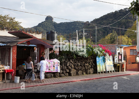 Scène de rue le long de l'Avenida 5 de Mayo dans le village de Tepoztlán, Morelos, Mexique Banque D'Images