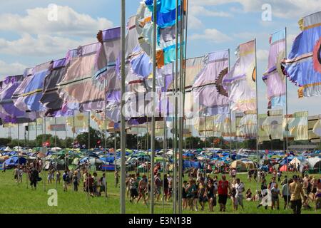 Glastonbury Festival, Glastonbury, Somerset, Royaume-Uni. 25 Juin, 2014. La foule du festival profitez du soleil sur la première journée de Glastonbury 2014. Crédit : Tom Jura/Alamy Live News Banque D'Images