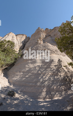 Un grand rock formation à Kasha-Katuwe Tent Rocks National Monument, New Mexico, USA. Banque D'Images